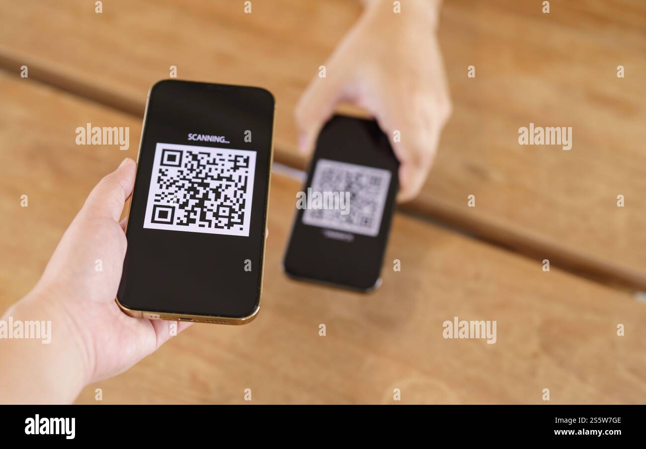 Paiement par code QR. E portefeuille. Man scan tag accepté générer paiement numérique sans argent.scan code QR en ligne shopping paiement sans espèces et Banque D'Images