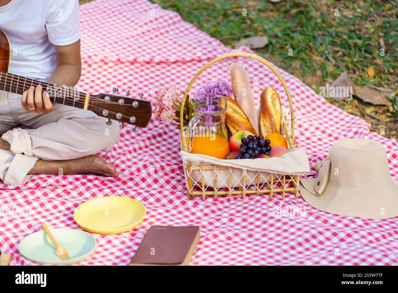 Déjeuner pique-nique repas à l'extérieur du parc avec panier de pique-nique alimentaire. profitez de l'heure de pique-nique dans la nature du parc à l'extérieur Banque D'Images