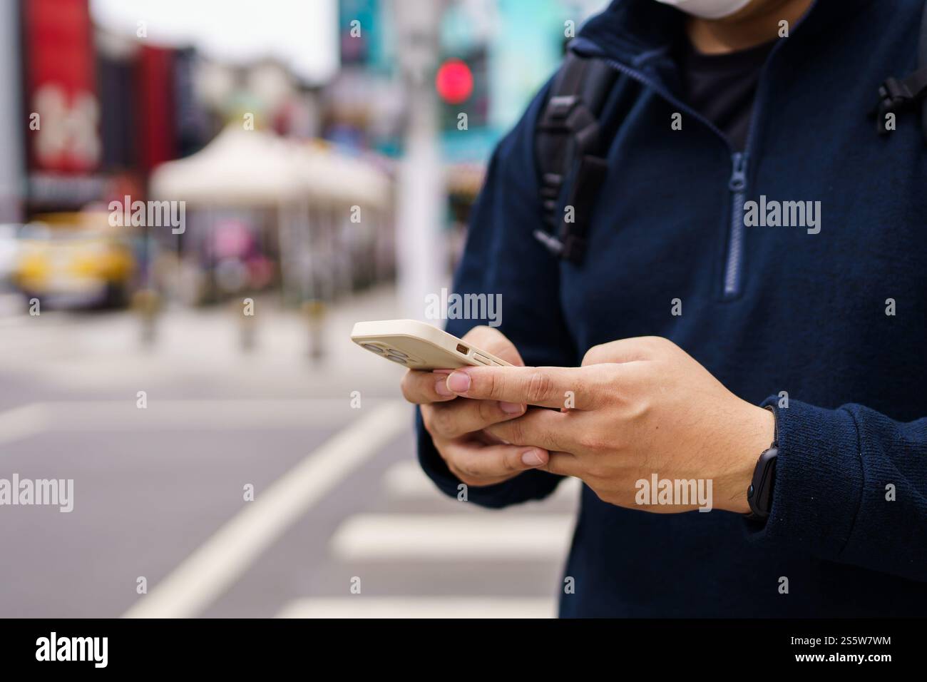 Homme dans la rue de la ville de centre-ville commander taxi en utilisant l'application de téléphone intelligent réservation taxi en utilisant l'application en ligne sur téléphone intelligent. Banque D'Images