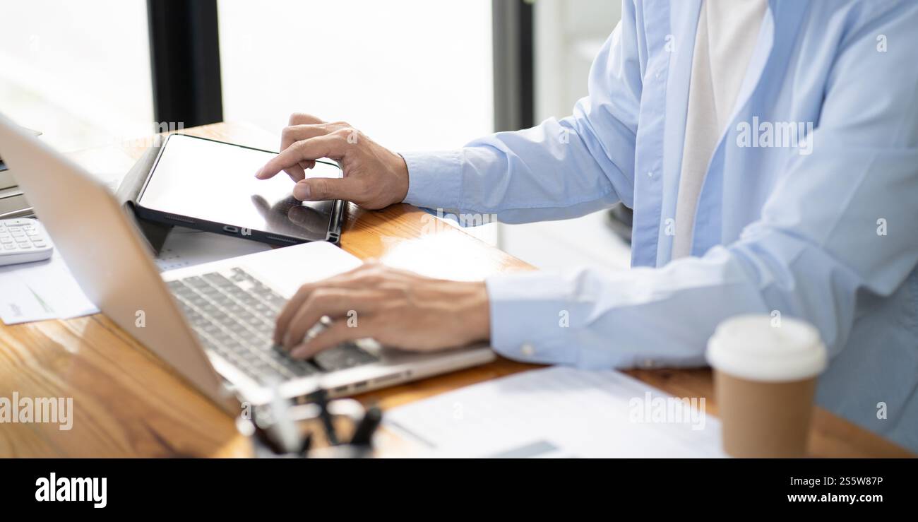 E-learning étudiant en ligne appel VDO Conférence travail à domicile travail à distance discuter chat en ligne sur ordinateur portable webcam conférence travailler avec tablette sociale Banque D'Images