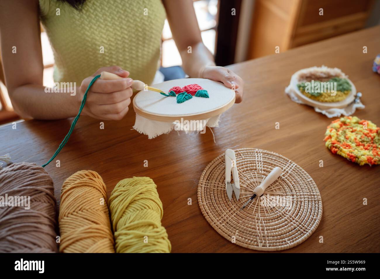 Aiguille perforée. Femme asiatique faisant tricoter Hobby à la main dans l'atelier de studio. Designer Workplace projet artisanal fait à la main concept de broderie DIY Banque D'Images