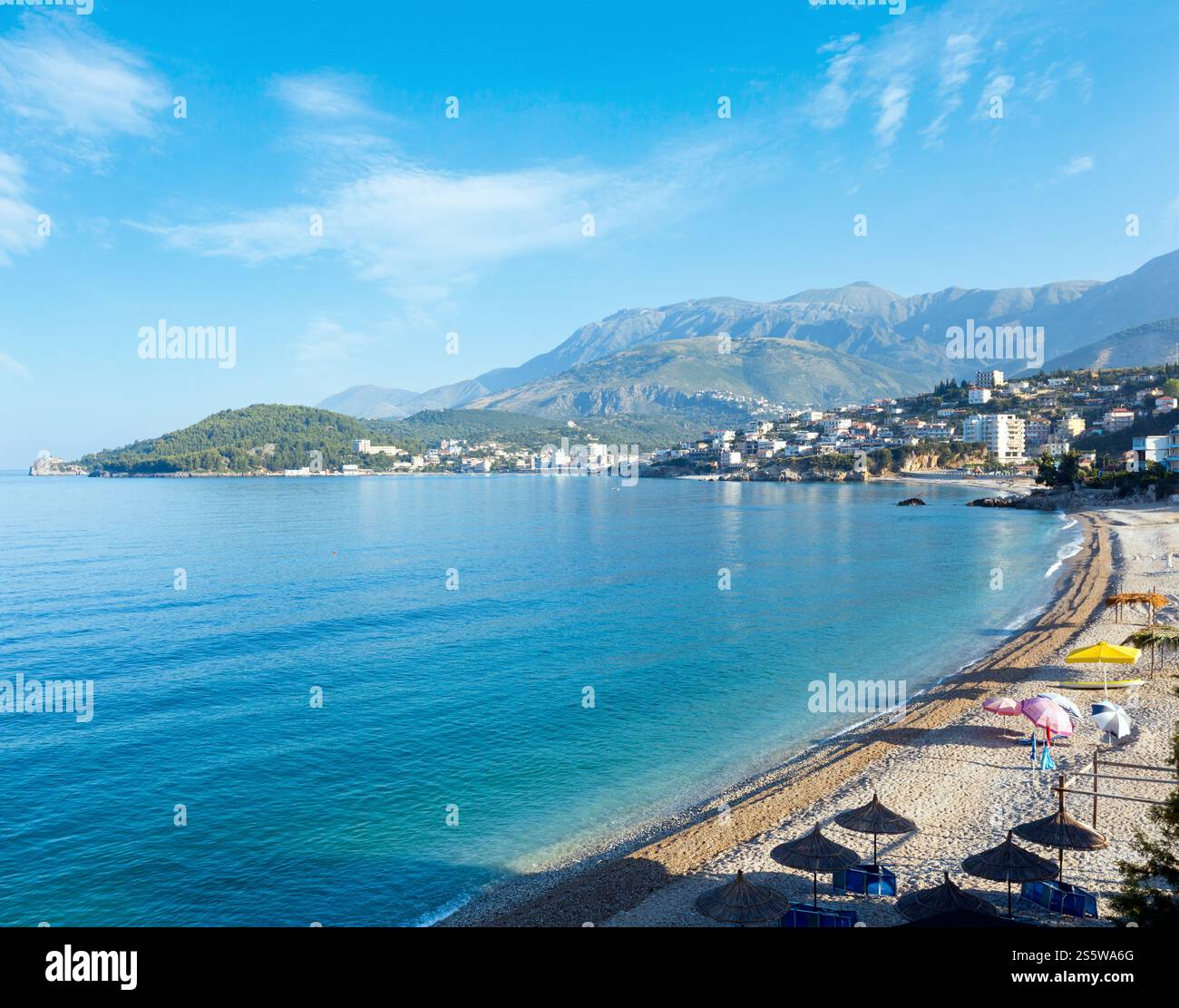 Côte d'été matin Himare sur la ville avec une plage de galets (Albanie) Banque D'Images