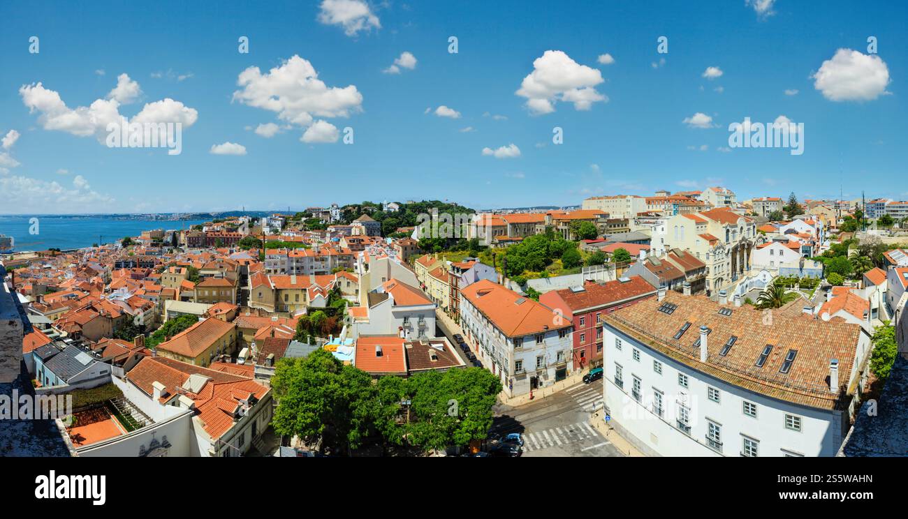 Sur la mer et la ville du toit du monastère à Lisbonne, Portugal. Les gens sont méconnaissables. Banque D'Images