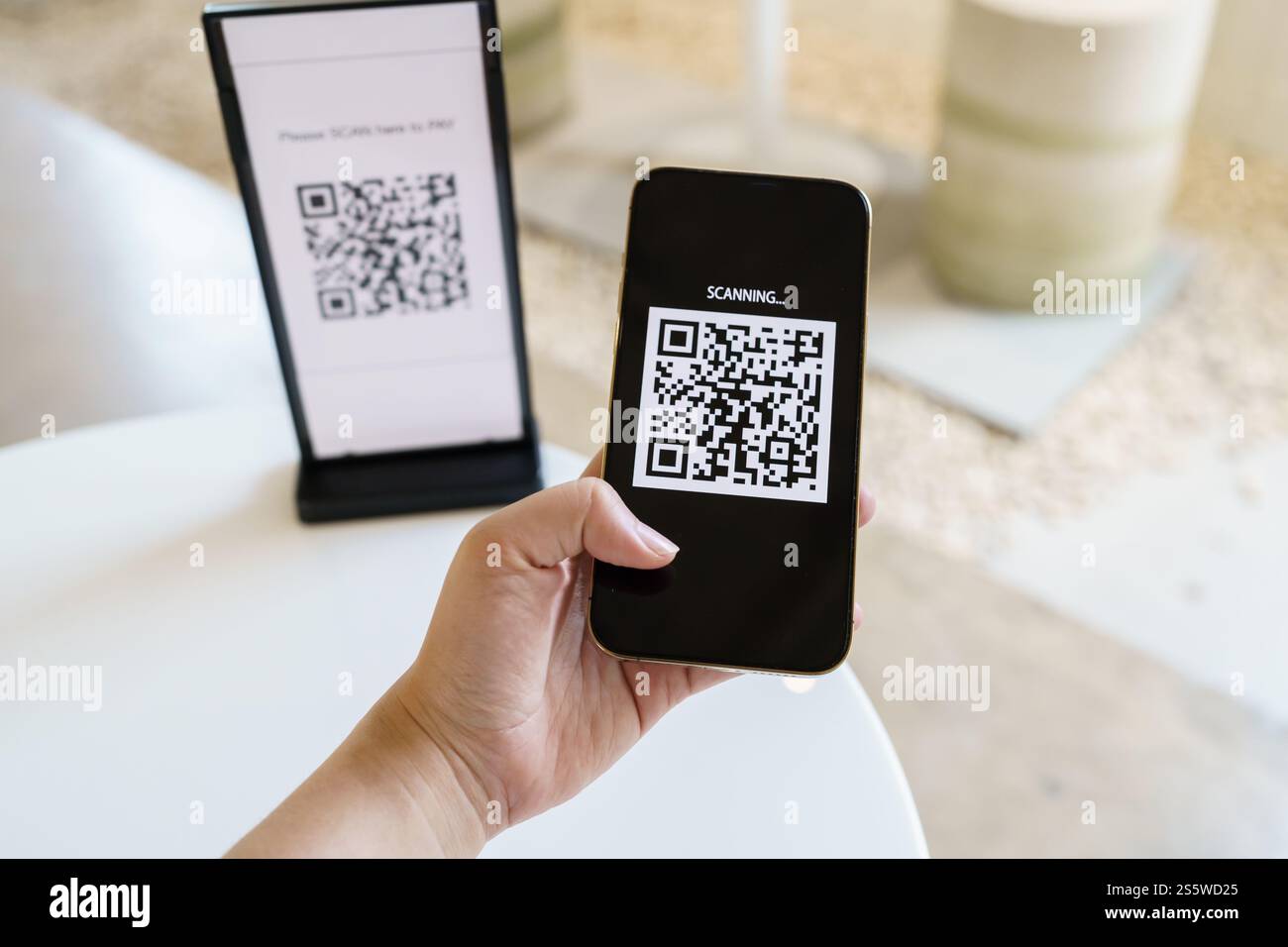 Paiement par code QR. E portefeuille. Man scan tag accepté générer paiement numérique sans argent.scan code QR en ligne shopping paiement sans espèces et Banque D'Images