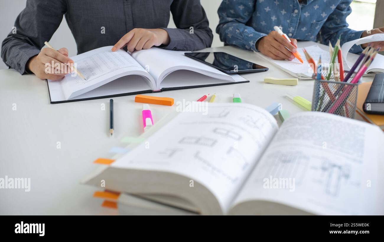 Étudiant Collège personnes apprenant l'éducation étudier examen tuteur faire des devoirs avec le concept d'éducation formateur d'enseignant Banque D'Images