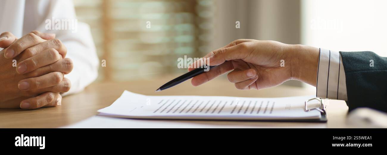 Les gens d'affaires signant le contrat faisant affaire avec le concept d'agent d'assurance-vie pour consultant assurance-santé assurance-vie plan d'épargne Banque D'Images