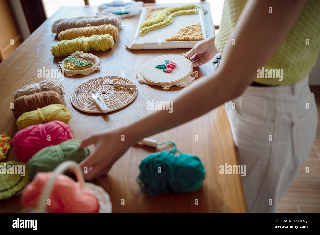 Aiguille perforée. Femme asiatique faisant tricoter Hobby à la main dans l'atelier de studio. Designer Workplace projet artisanal fait à la main concept de broderie DIY Banque D'Images