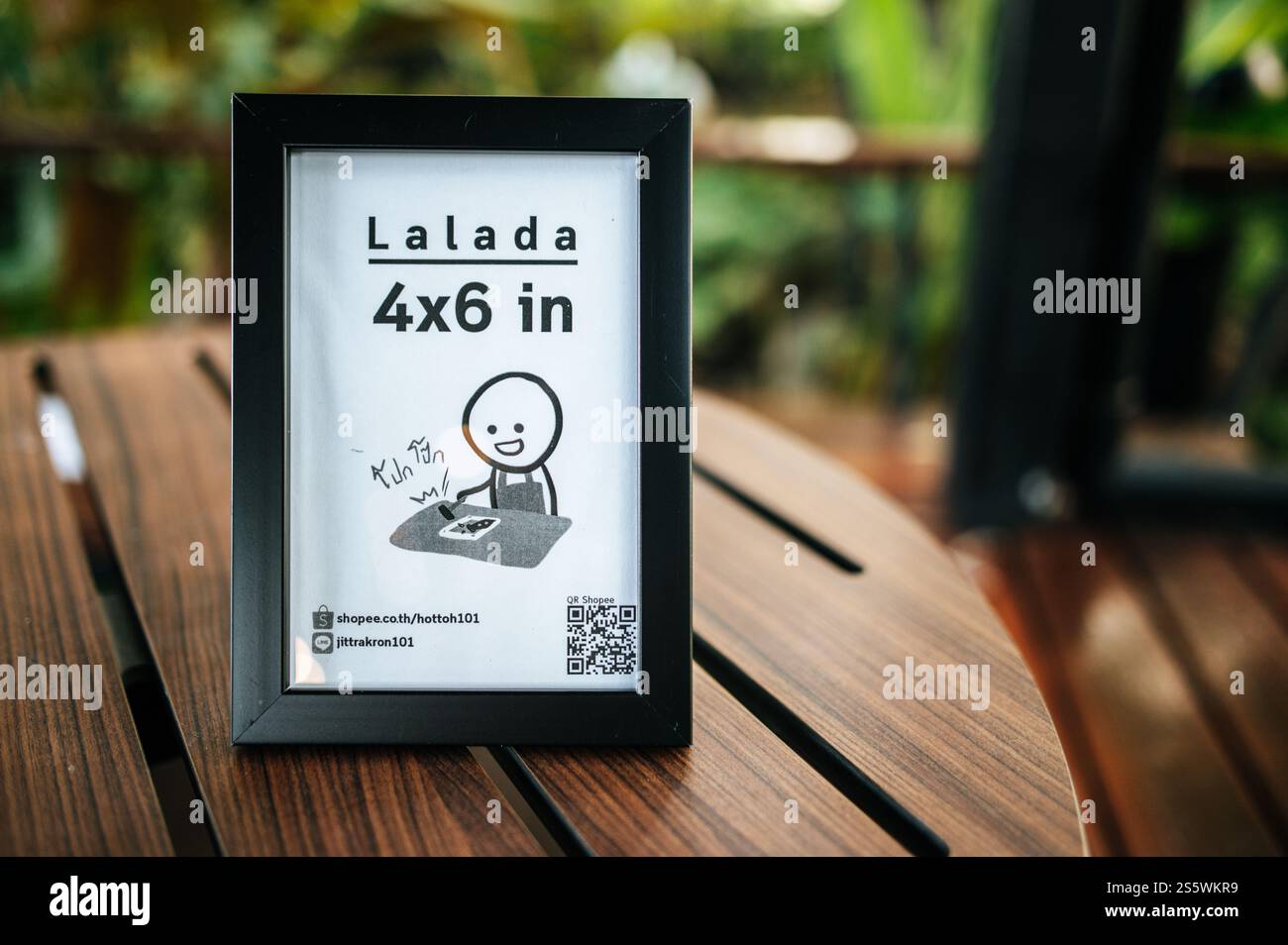 panneau de promotion de cadre noir sur la table dans le jardin Banque D'Images