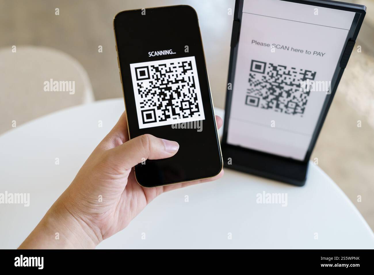 Paiement par code QR. E portefeuille. Man scan tag accepté générer paiement numérique sans argent.scan code QR en ligne shopping paiement sans espèces et Banque D'Images