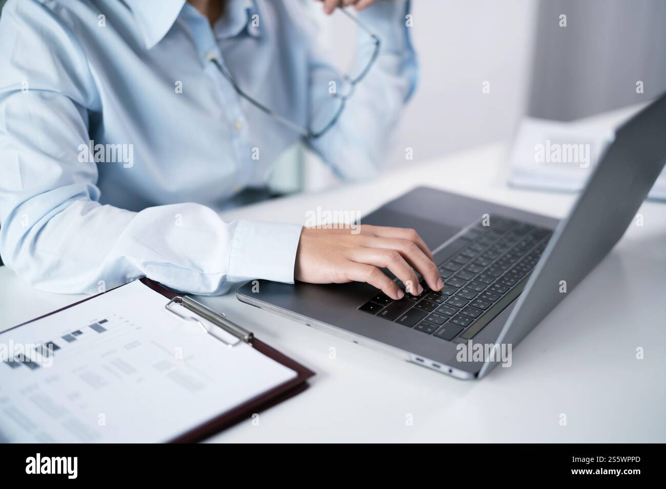 Femme travaillant à l'aide d'un ordinateur portable mains tapant sur le clavier. Travailler au bureau investisseur professionnel travaillant nouveau projet de démarrage Banque D'Images