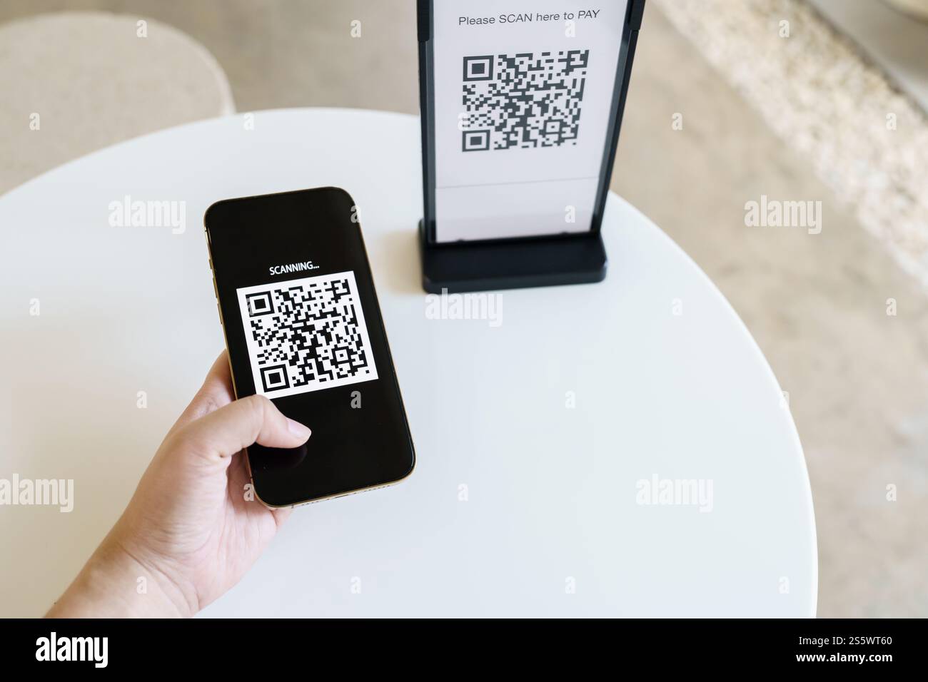 Paiement par code QR. E portefeuille. Man scan tag accepté générer paiement numérique sans argent.scan code QR en ligne shopping paiement sans espèces et Banque D'Images