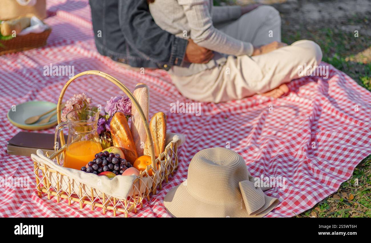 Déjeuner pique-nique repas à l'extérieur du parc avec panier de pique-nique alimentaire. profitez de l'heure de pique-nique dans la nature du parc à l'extérieur Banque D'Images