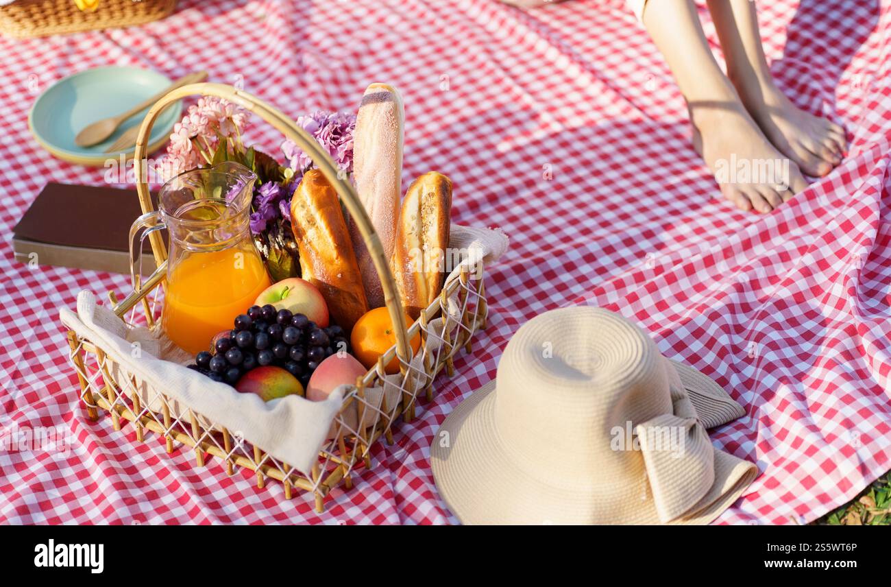 Déjeuner pique-nique repas à l'extérieur du parc avec panier de pique-nique alimentaire. profitez de l'heure de pique-nique dans la nature du parc à l'extérieur Banque D'Images