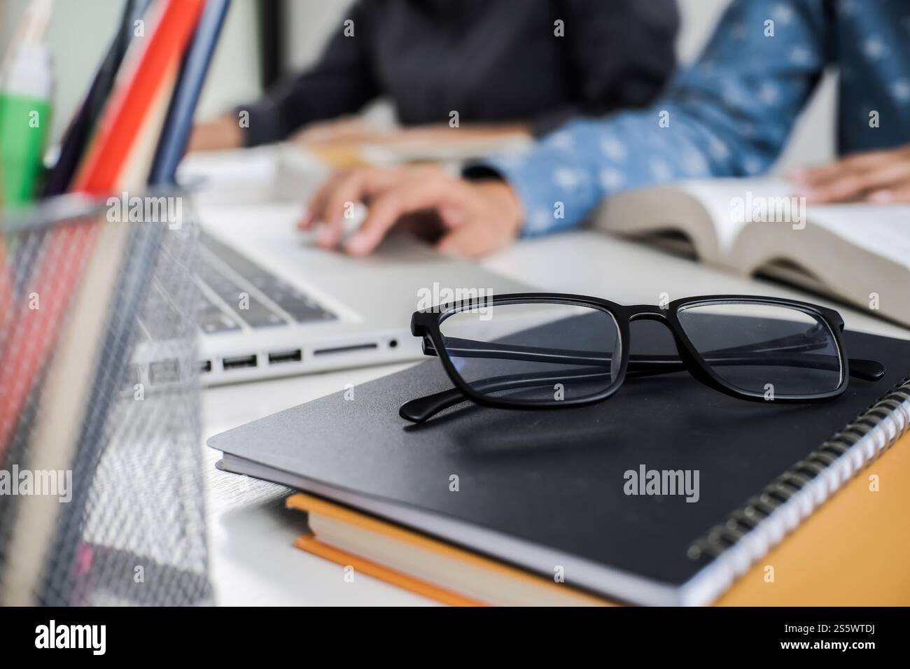 Étudiant Collège personnes apprenant l'éducation étudier examen tuteur faire des devoirs avec le concept d'éducation formateur d'enseignant Banque D'Images