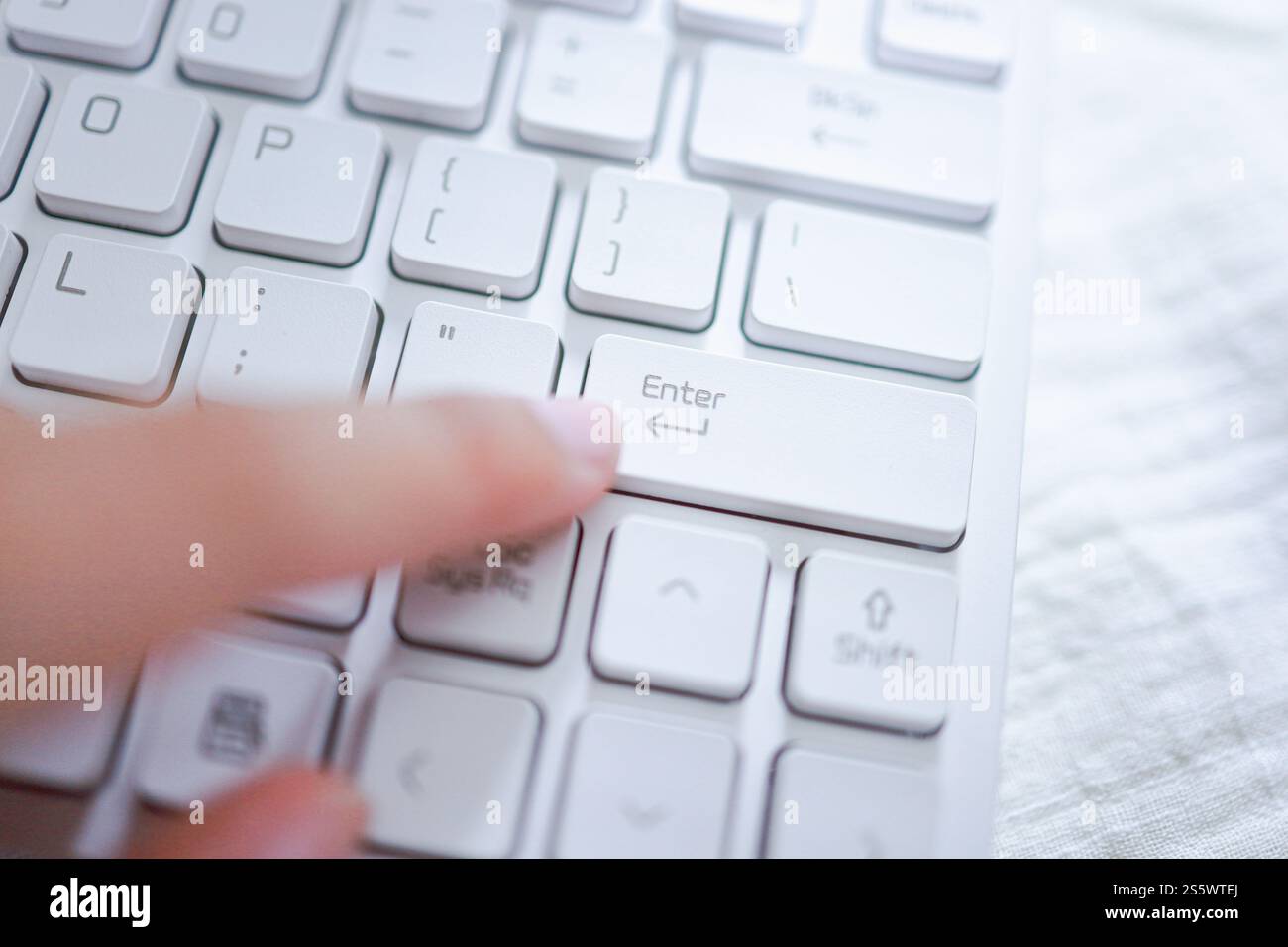 Mains de femme d'affaires Index doigt appuyant sur le bouton entrée sur le clavier de l'ordinateur Banque D'Images