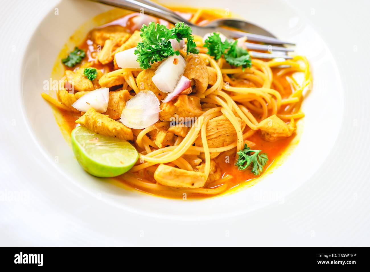 Délicieux spaghetti dans le restaurant. Fusion Food pâtes spaghetti savoureuses Banque D'Images
