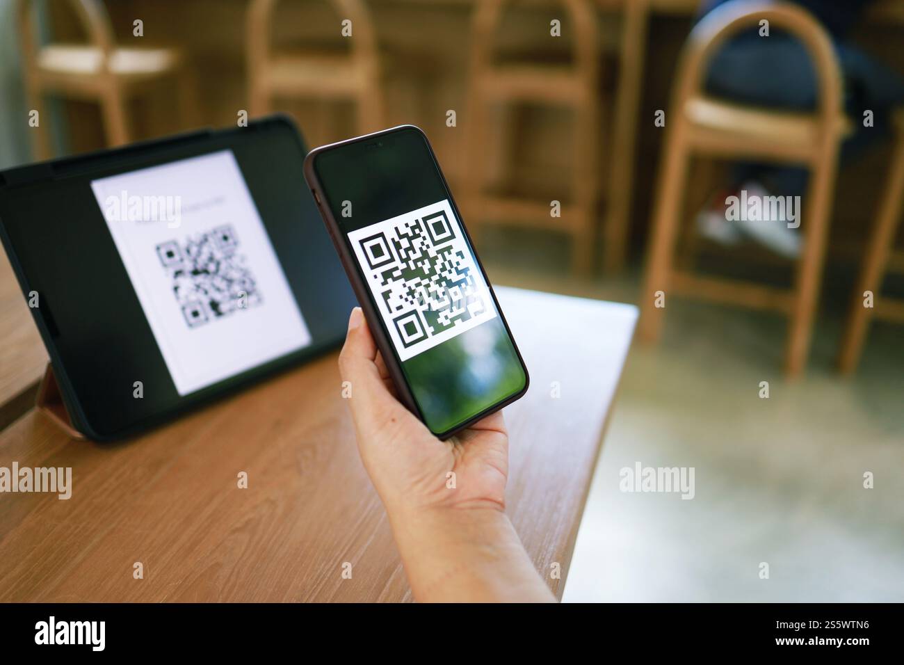 Paiement par code QR. Portefeuille électronique. Femme scannant le code QR concept de technologie d'achat en ligne cashless Banque D'Images