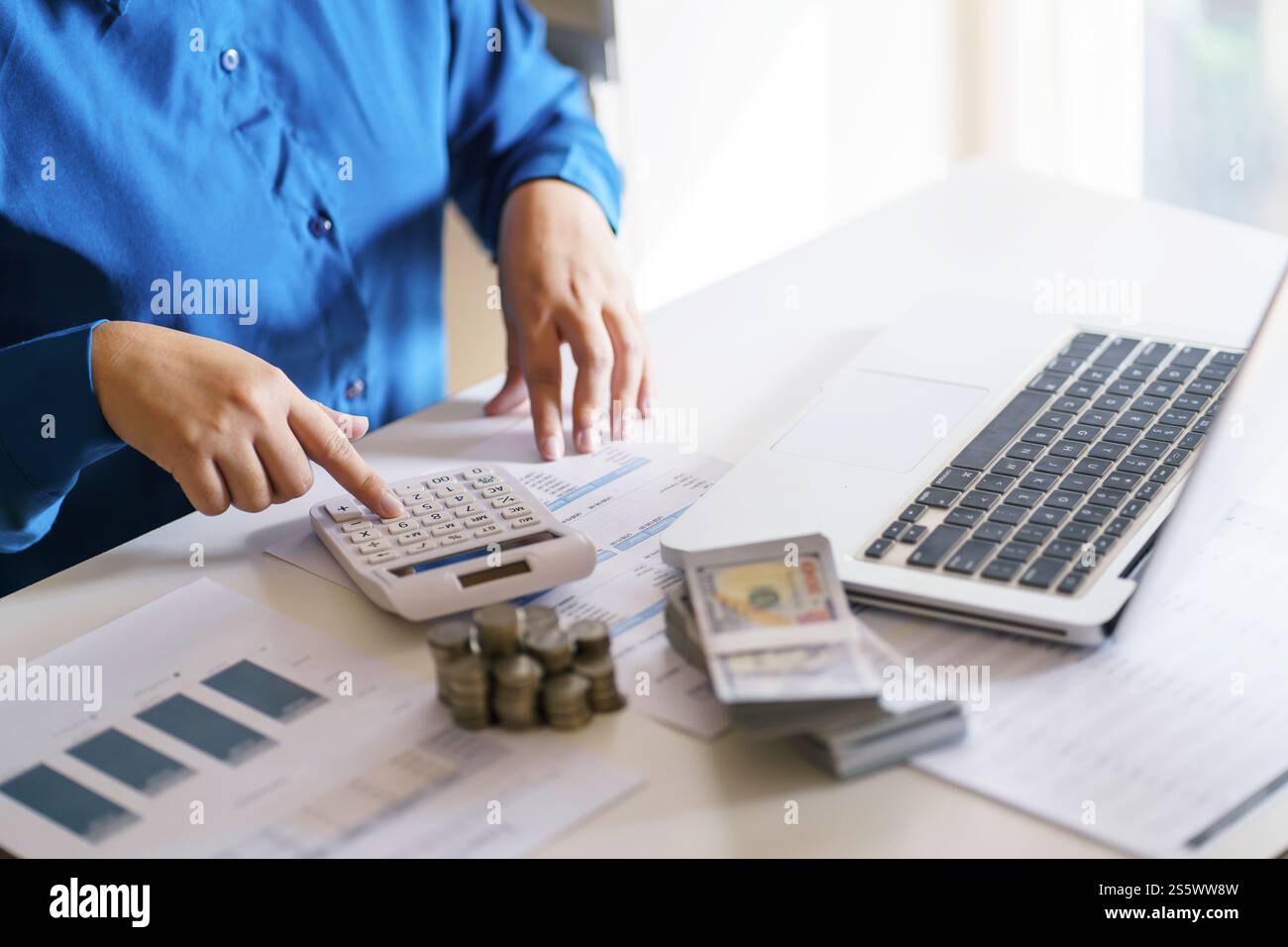 Femme d'affaires calculant l'état financier sur la calculatrice de déclaration d'impôt en ligne et de paiement Banque D'Images