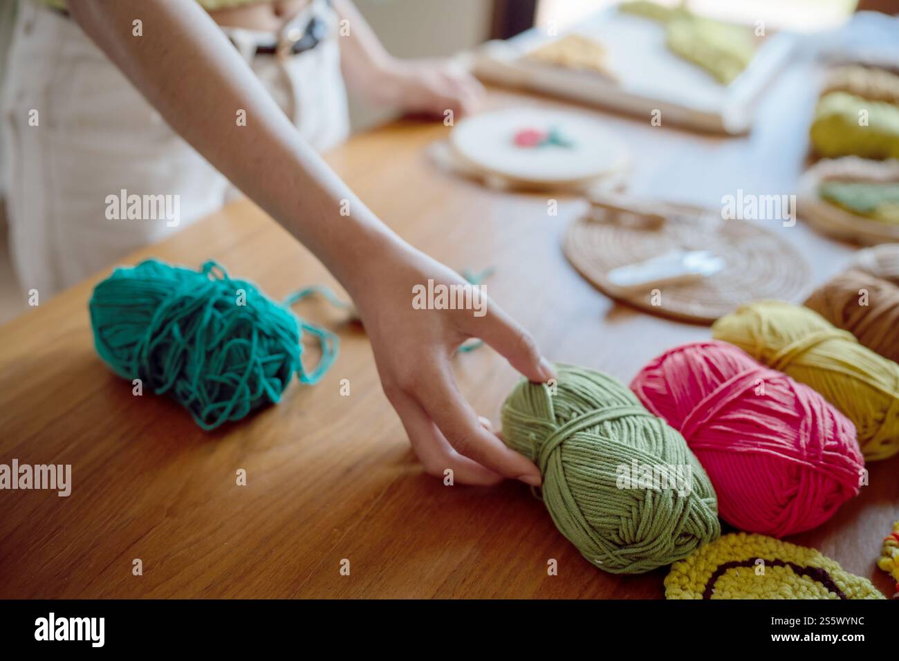 Aiguille perforée. Femme asiatique faisant tricoter Hobby à la main dans l'atelier de studio. Designer Workplace projet artisanal fait à la main concept de broderie DIY Banque D'Images