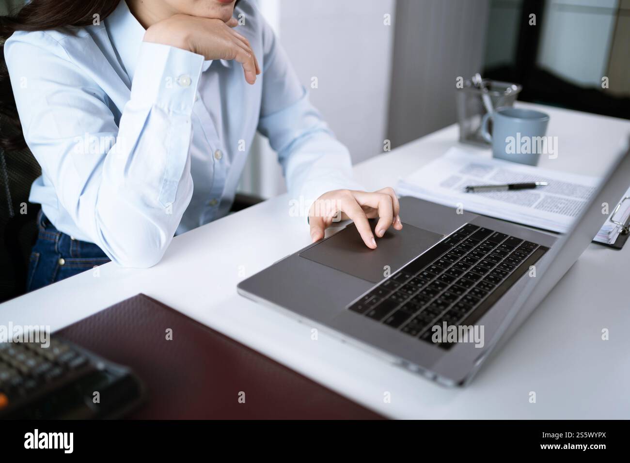 Conférence d'appel VDO travail à domicile travail à distance discuter en ligne sur appel vidéo sur conférence webcam ordinateur portable travail avec briefingE d'événement en ligne ordinateur portable Banque D'Images