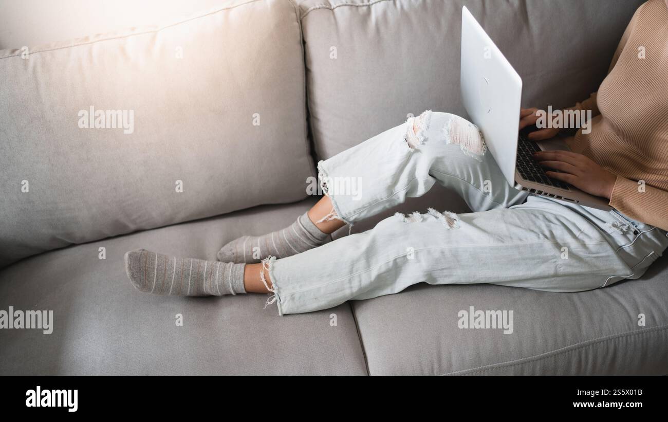 Conférence d'appel VDO travail à domicile travail à distance discuter en ligne sur appel vidéo sur conférence webcam ordinateur portable travail avec briefingE d'événement en ligne ordinateur portable Banque D'Images