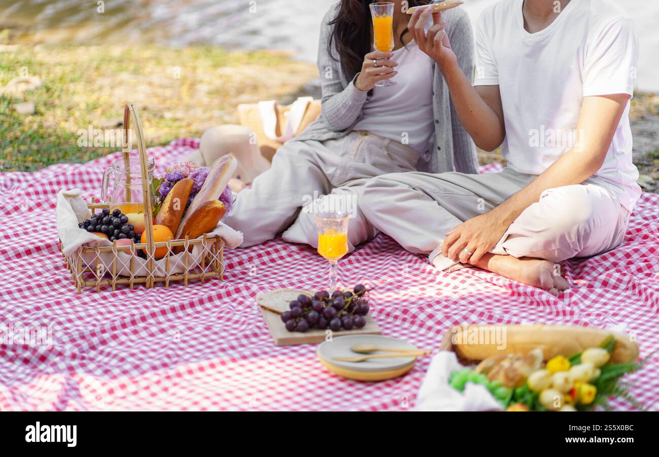 Déjeuner pique-nique repas à l'extérieur du parc avec panier de pique-nique alimentaire. profitez de l'heure de pique-nique dans la nature du parc à l'extérieur Banque D'Images