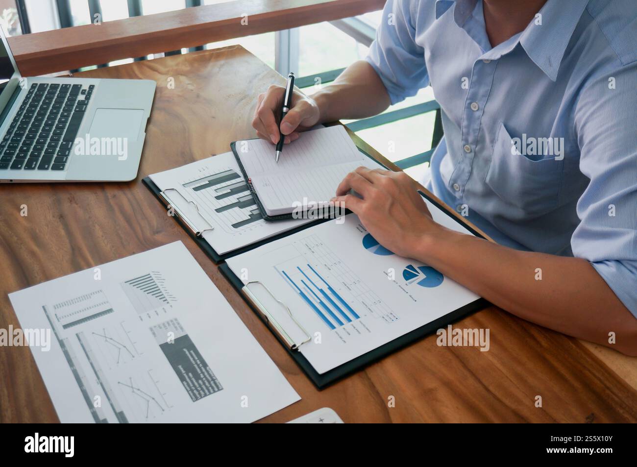 Homme d'affaires comptable analyse des risques d'investissement. Économiser de l'argent pour le trading boursier avec calculatrice. Concept comptable. Banque D'Images