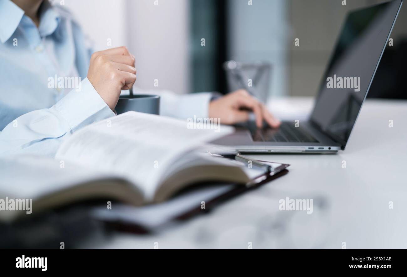 Femme travaillant à l'aide d'un ordinateur portable mains tapant sur le clavier. Travailler au bureau investisseur professionnel travaillant nouveau projet de démarrage Banque D'Images