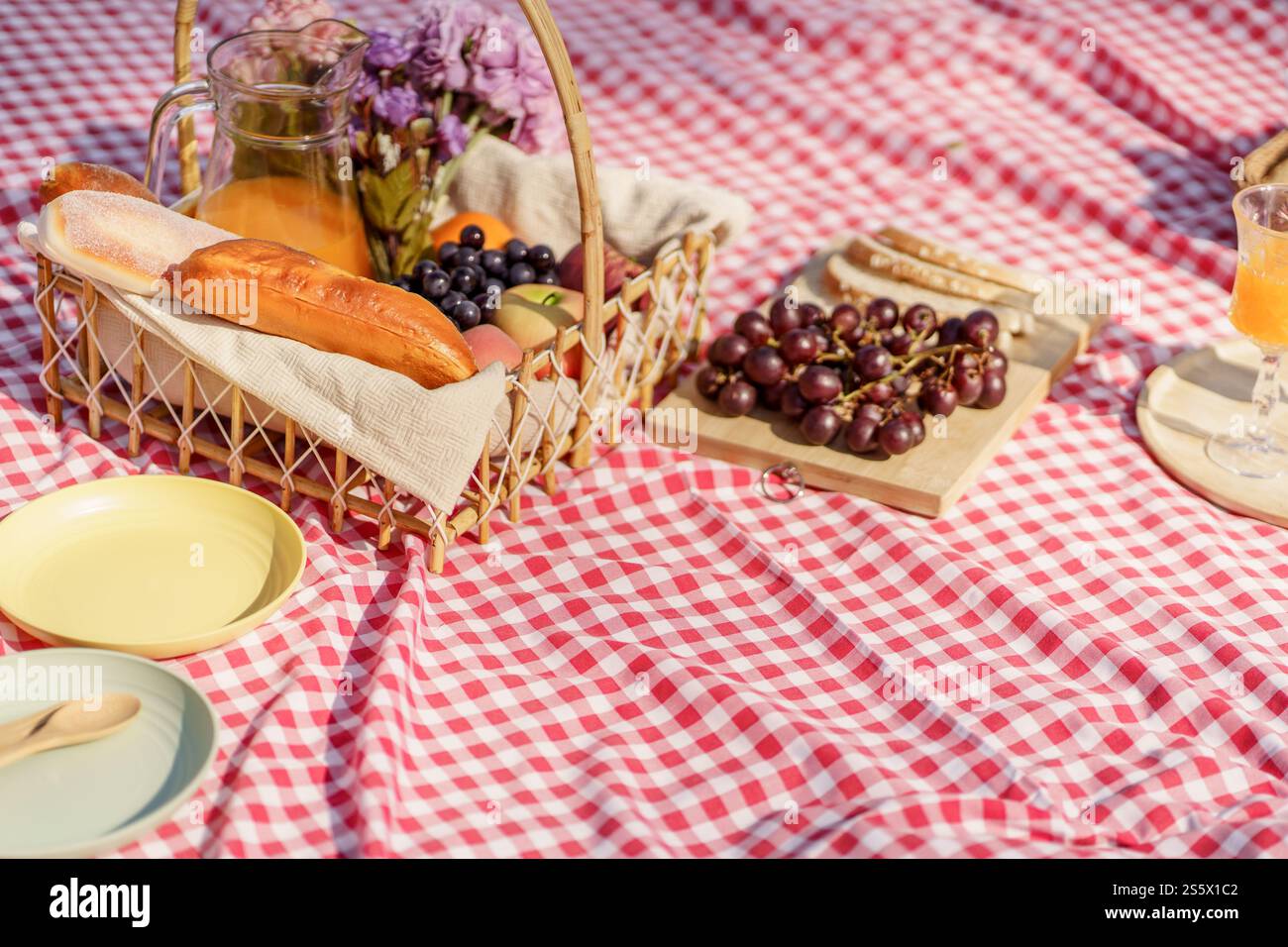 Déjeuner pique-nique repas à l'extérieur du parc avec panier de pique-nique alimentaire. profitez de l'heure de pique-nique dans la nature du parc à l'extérieur Banque D'Images