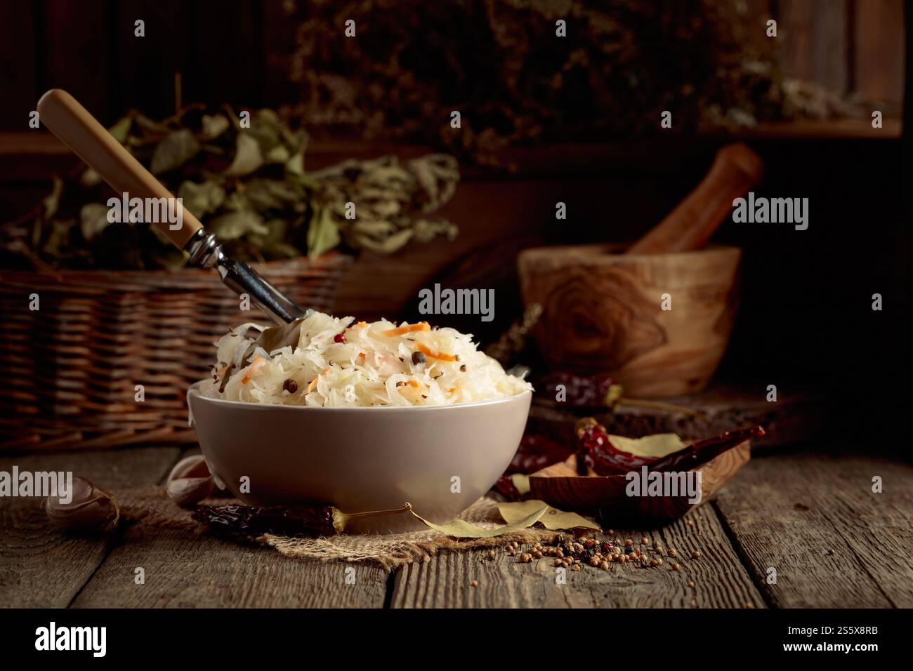 Choucroute allemande traditionnelle avec des épices sur une vieille table rustique en bois. Banque D'Images