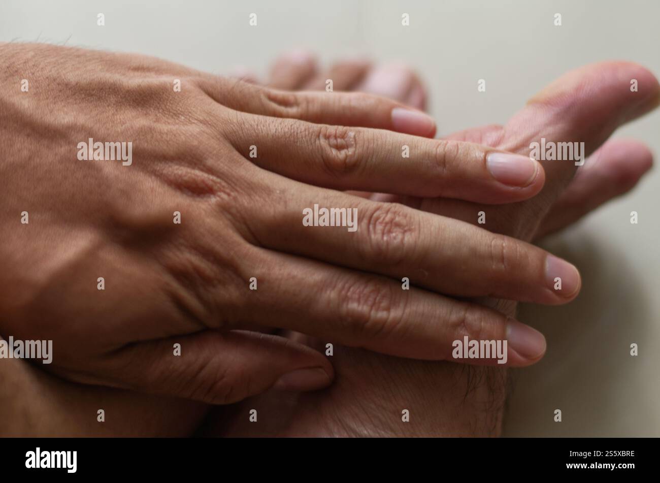 Gros plan des mains se touchant dans un geste amical ou de soutien Banque D'Images