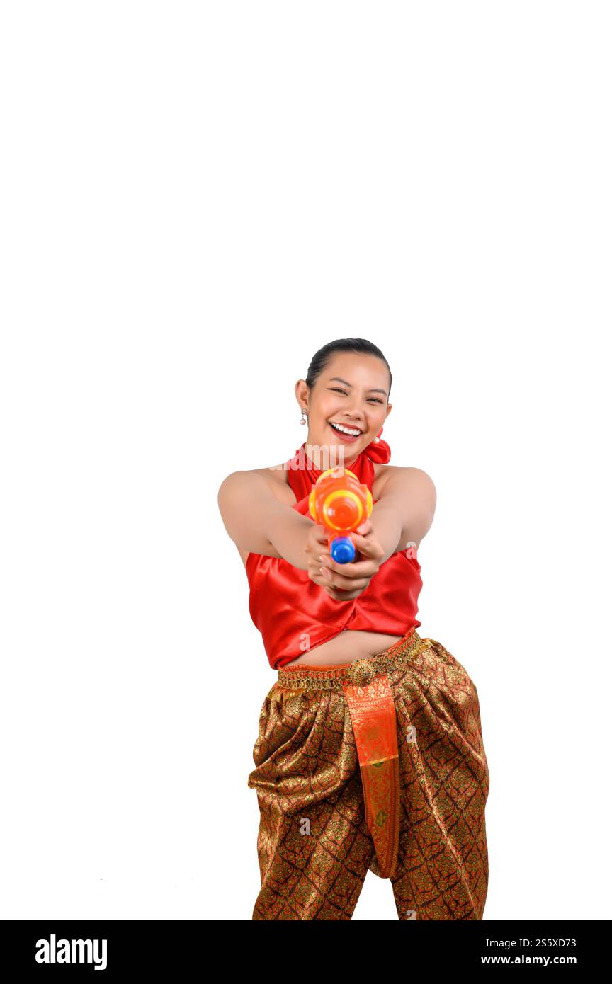 Portrait belle femme dans le festival de Songkran avec costume traditionnel thaïlandais debout et tenant le pistolet à eau avec le sourire et regardant la caméra sur blanc Banque D'Images