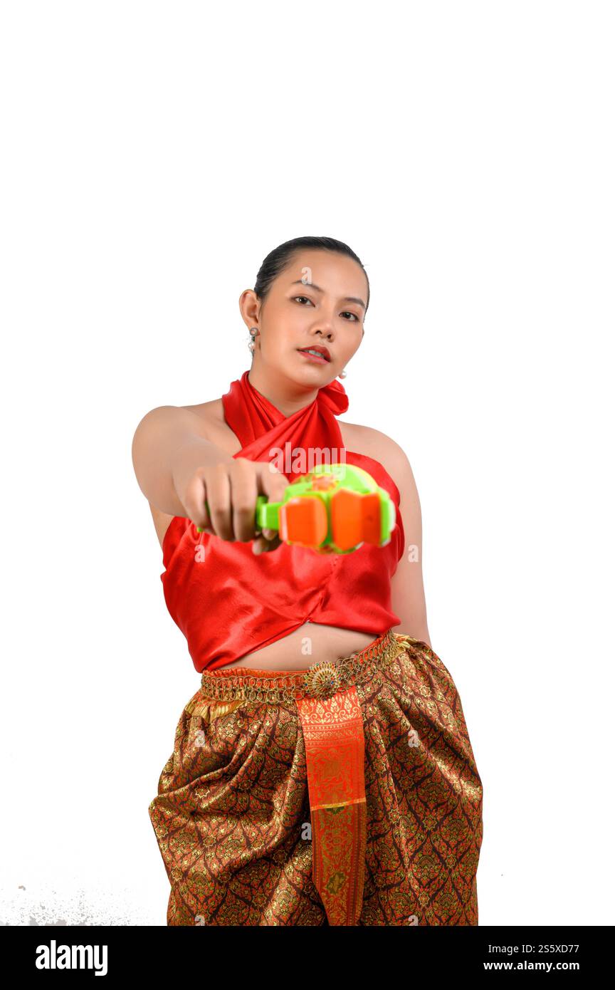 Portrait belle femme dans le festival de Songkran avec costume traditionnel thaïlandais debout et tenant le pistolet à eau avec le sourire et regardant la caméra sur blanc Banque D'Images