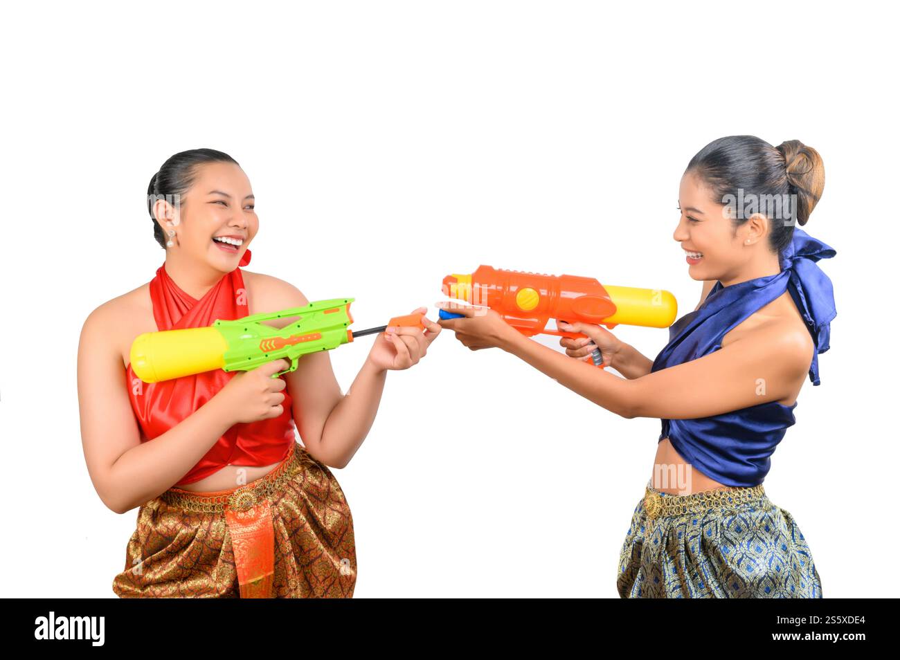 Portrait belle femme dans le festival de Songkran avec costume traditionnel thaïlandais debout et tenant pistolet à eau avec sourire et rire avec plaisir sur blanc Banque D'Images Portrait belle femme dans le festival de Songkran avec costume traditionnel thaïlandais debout et tenant pistolet à eau avec sourire et rire avec plaisir sur blanc Banque D'Images