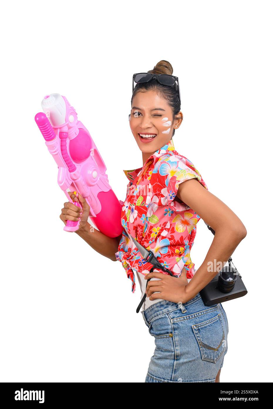 Portrait belle femme en chemise florale et jeans courts tenant pistolet à eau et appareil photo, sourire et profiter sur fond blanc, festival de Songkran, Thaïlande Banque D'Images Portrait belle femme en chemise florale et jeans courts tenant pistolet à eau et appareil photo, sourire et profiter sur fond blanc, festival de Songkran, Thaïlande Banque D'Images