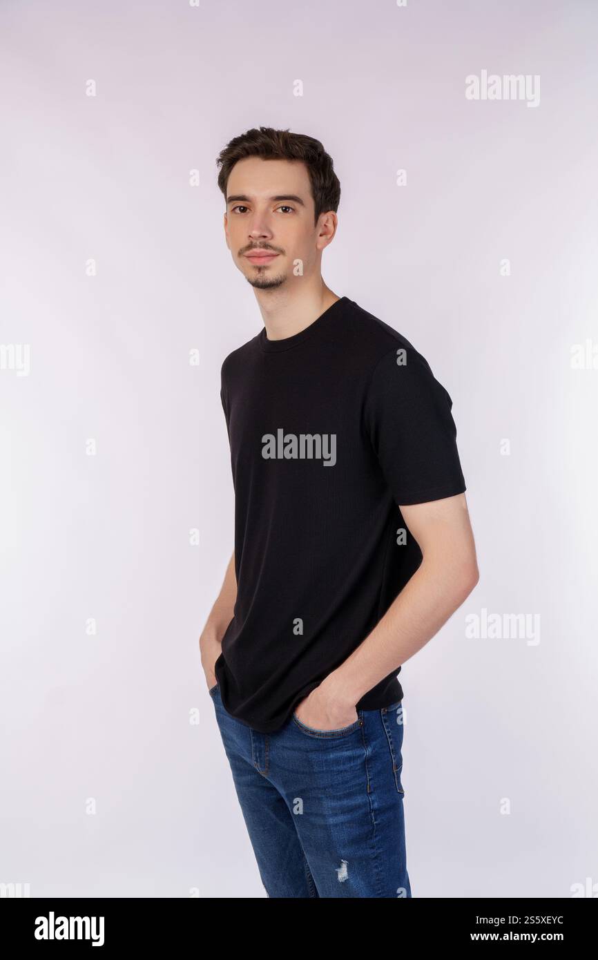 Portrait d'heureux beau jeune homme posant sur fond isolé. Concept de personnes et de style de vie. Banque D'Images