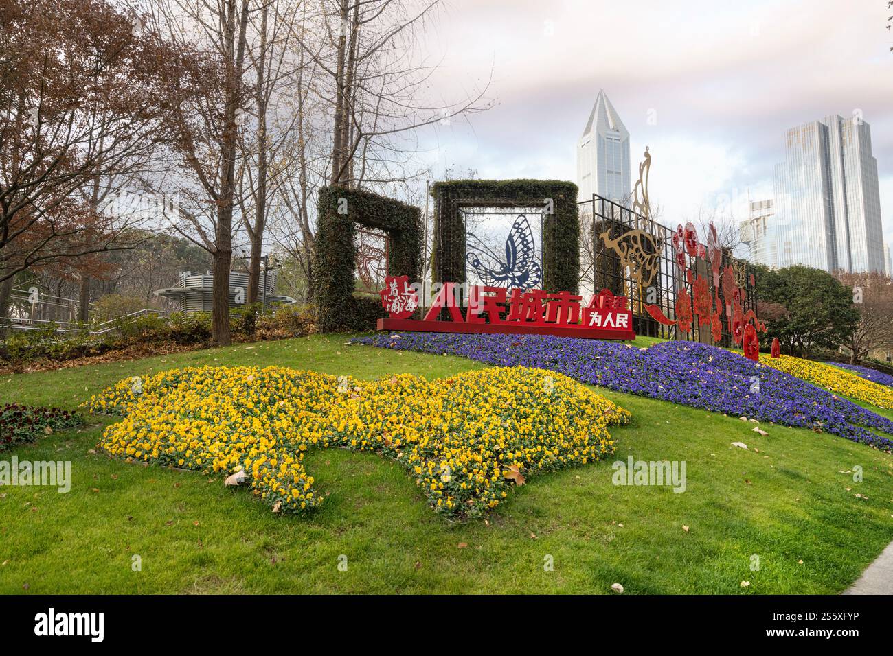 Shanghai, Chine. 7 janvier 2025. Parterres de fleurs avec décorations du nouvel an dans le parc du peuple dans le centre-ville Banque D'Images
