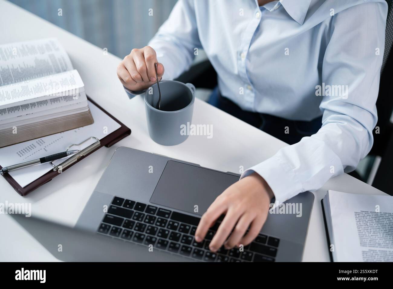 Femme travaillant à l'aide d'un ordinateur portable mains tapant sur le clavier. Travailler au bureau investisseur professionnel travaillant nouveau projet de démarrage Banque D'Images