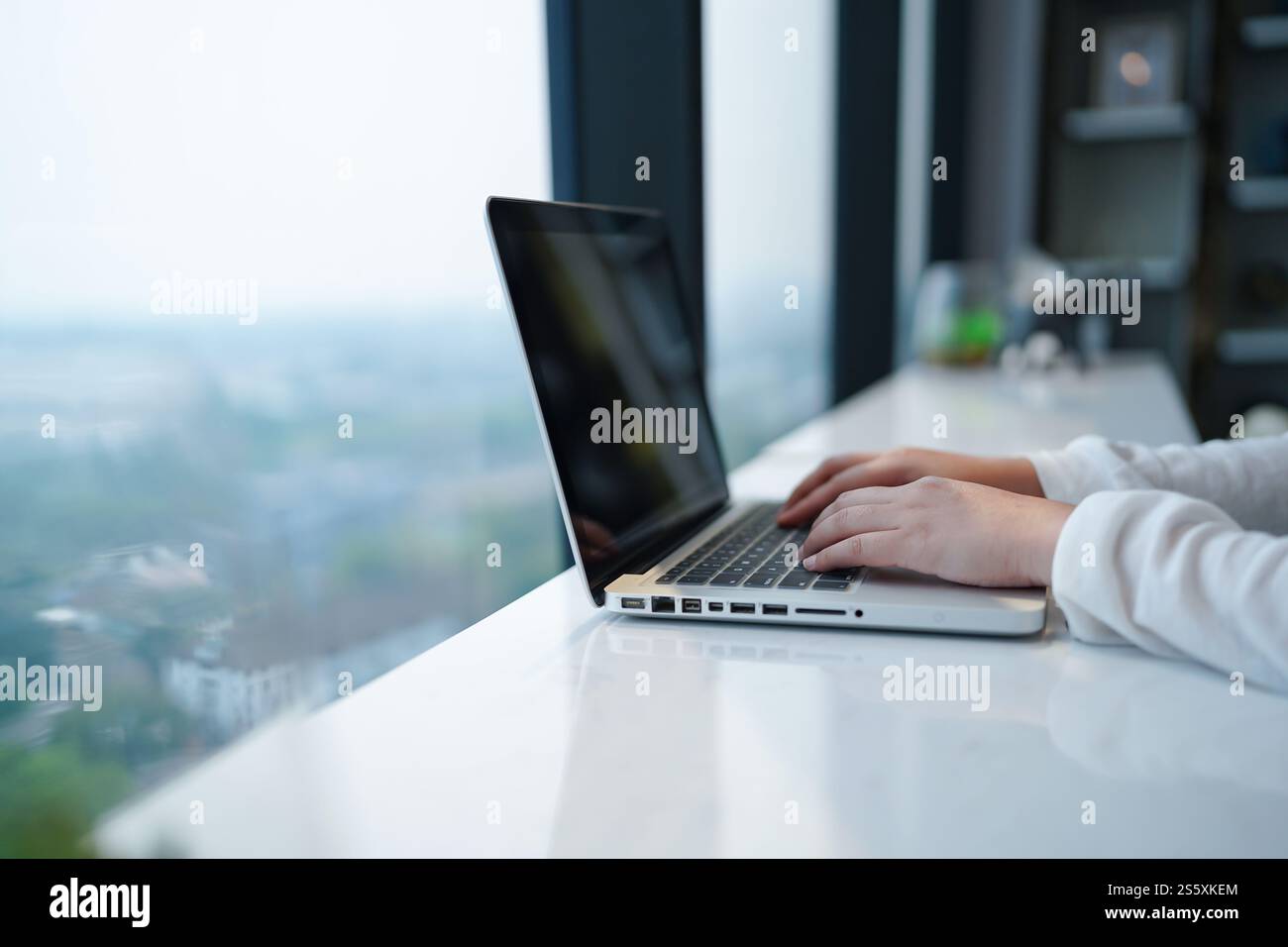 Homme d'affaires travaillant avec un ordinateur portable. Jeune homme d'affaires pensant concentré au travail Banque D'Images