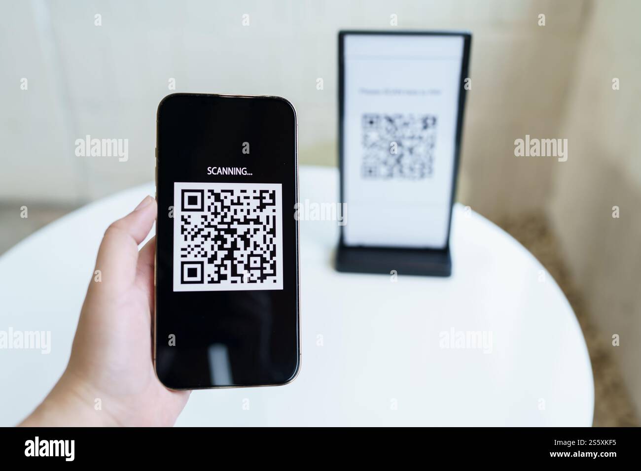 Paiement par code QR. E portefeuille. Man scan tag accepté générer paiement numérique sans argent.scan code QR en ligne shopping paiement sans espèces et Banque D'Images