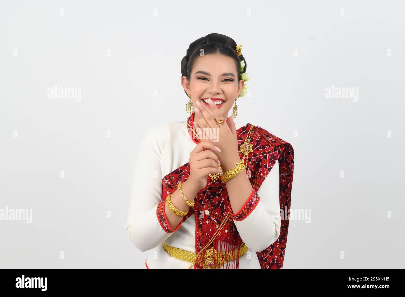 Portrait de belle femme thaïlandaise en Thai Northern Traditional Clothing Shy posant, jolie femme asiatique en Thai Lanna costume levant la main la fermer Banque D'Images