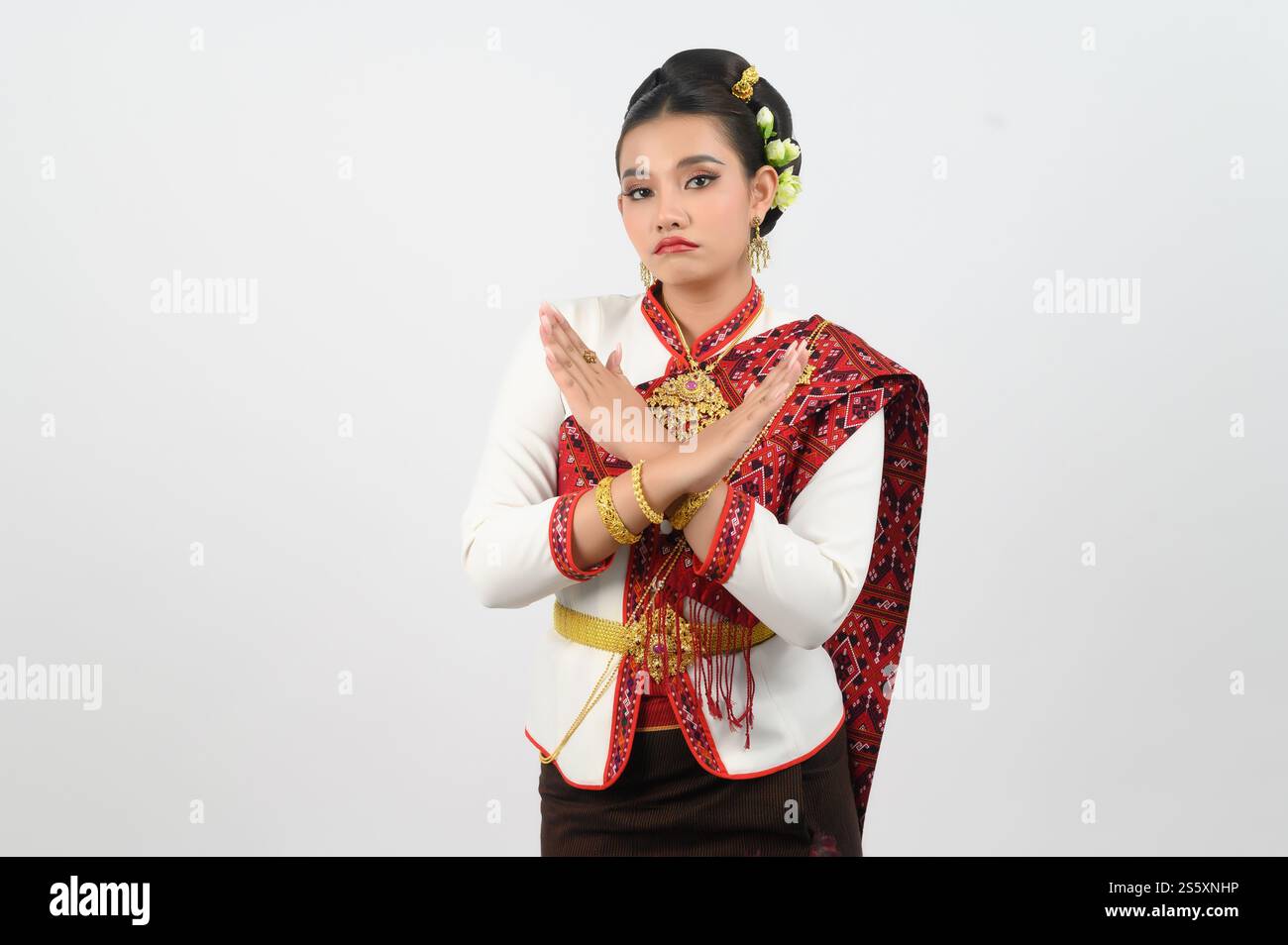 Portrait jeune belle femme en robe nord-est, elle levant la main dans une croix pour rejeter avec sensation bouleversée sur fond blanc, espace copie Banque D'Images