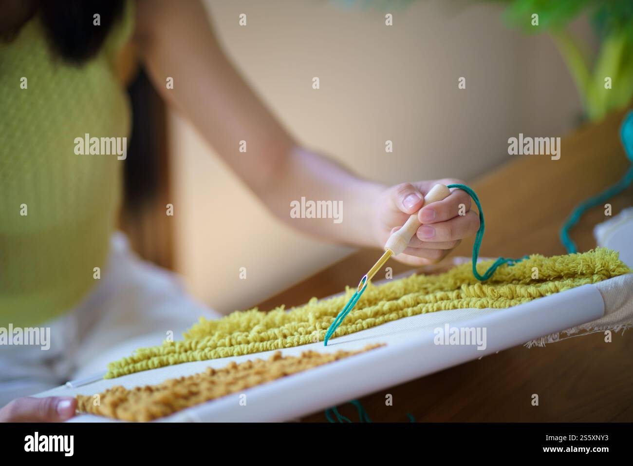 Aiguille perforée. Femme asiatique faisant tricoter Hobby à la main dans l'atelier de studio. Designer Workplace projet artisanal fait à la main concept de broderie DIY Banque D'Images