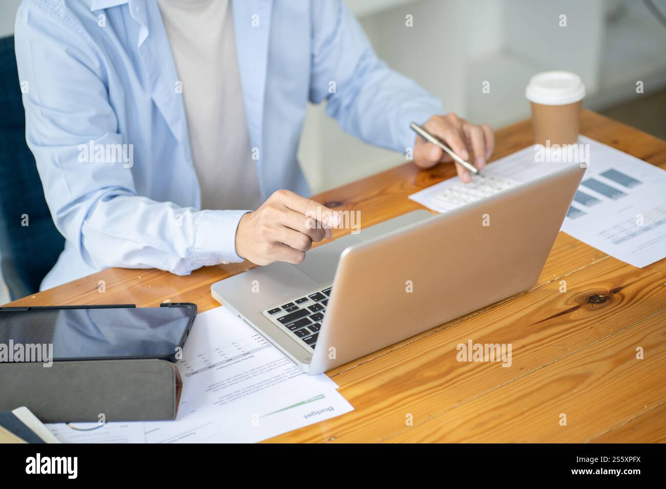 E-learning étudiant en ligne appel VDO Conférence travail à domicile travail à distance discuter chat en ligne sur ordinateur portable webcam conférence travailler avec tablette sociale Banque D'Images