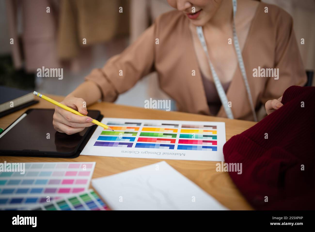 Créateur de mode élégant travail de croquis de la nouvelle collection dans l'atelier. Creative Design Concept. Banque D'Images Créateur de mode élégant travail de croquis de la nouvelle collection dans l'atelier. Creative Design Concept. Banque D'Images