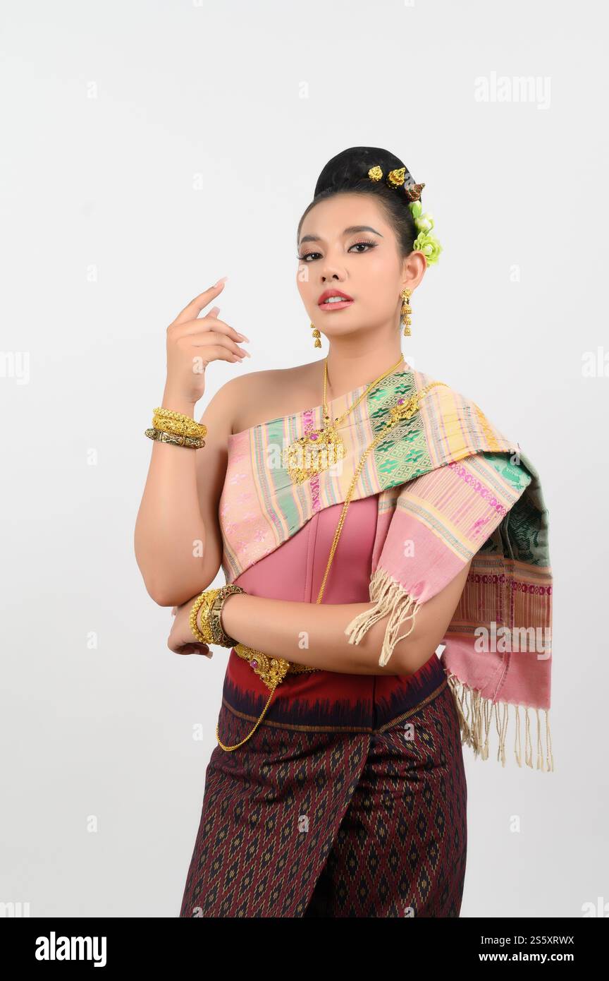 Portrait de belle femme en Thaï Northeastern Traditional Clothing debout posant, jolie femme asiatique en costume Thaï Lanna avec un sourire charmant Banque D'Images