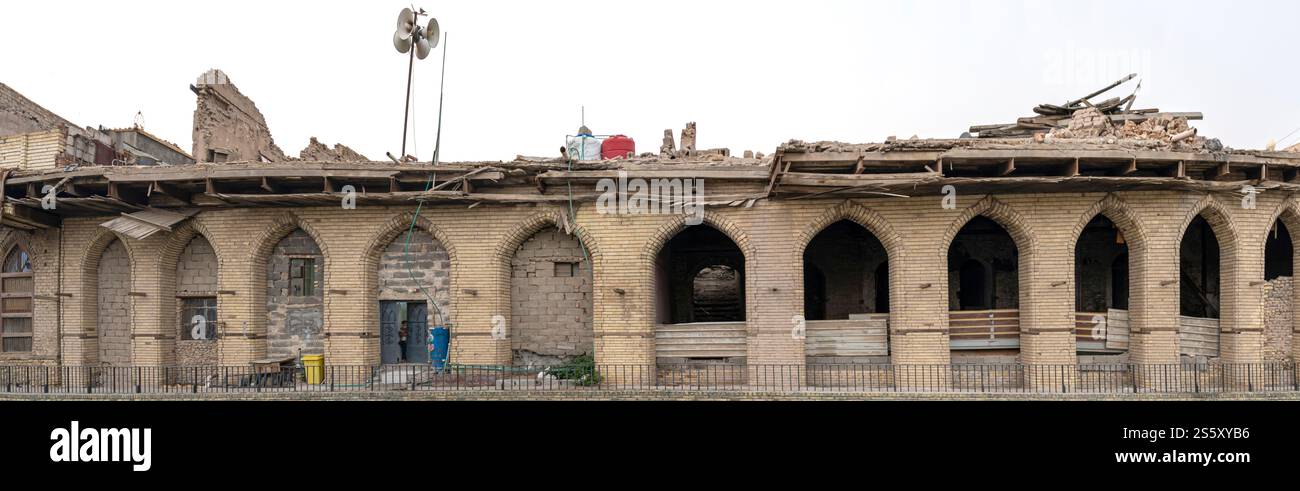 Vieille salle détruite dans les rues de Bassorah, Irak Banque D'Images