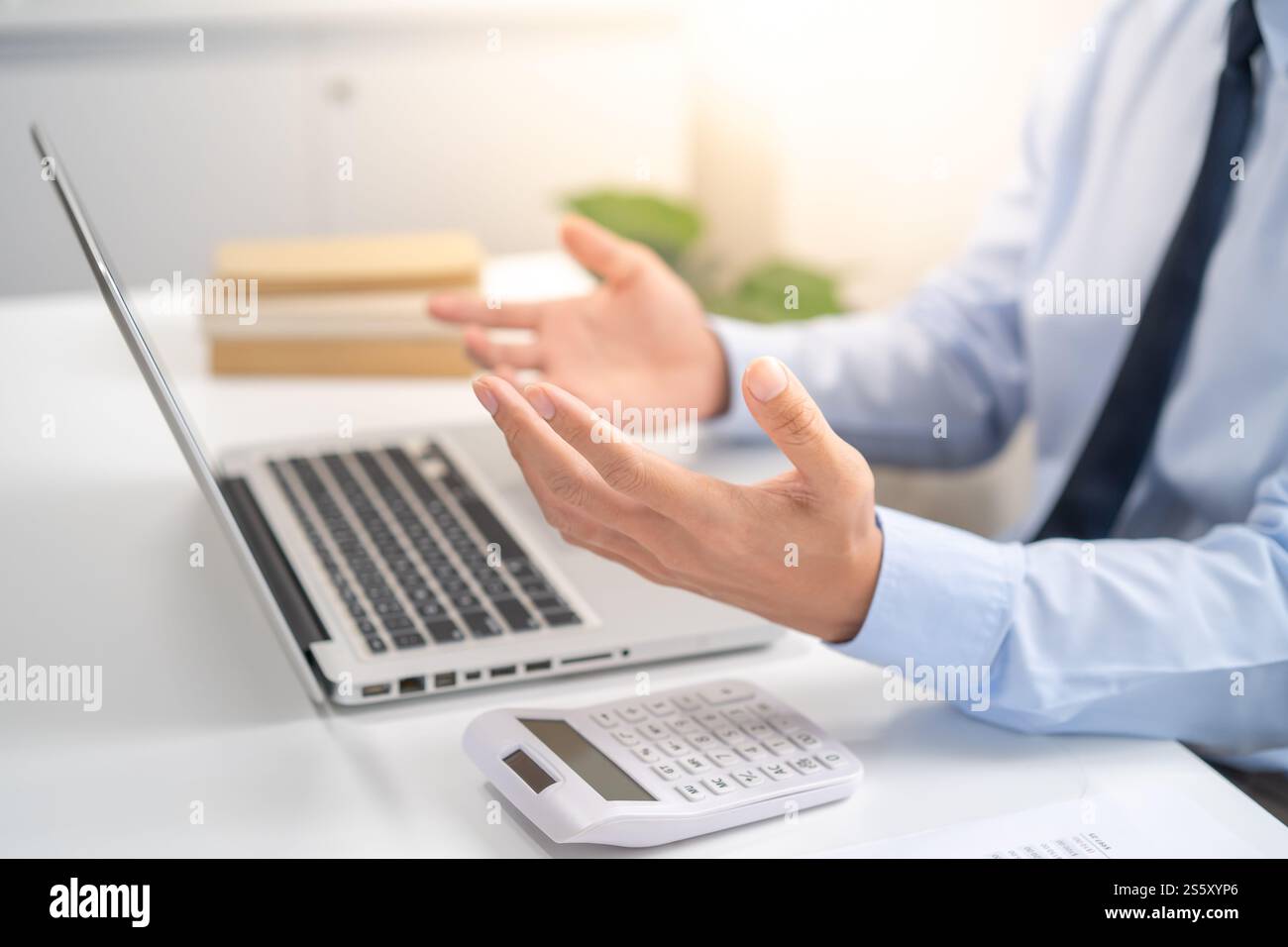 Appel vidéo des personnes en ligne réunion avec le groupe de partenaires commerciaux démarrer une nouvelle téléconférence de style de vie normal. Femme heureuse utilisant un ordinateur portable pour appel vidéo Banque D'Images