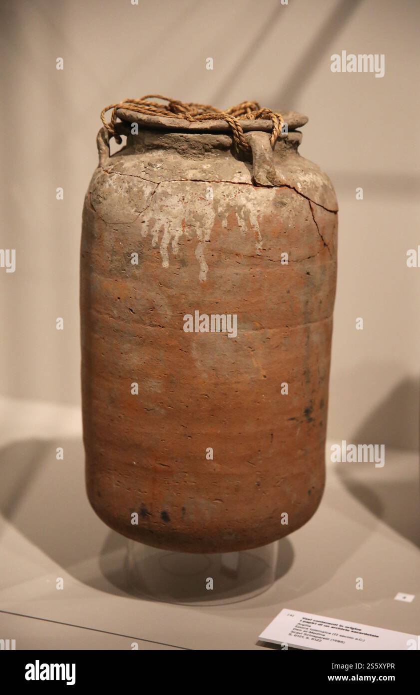 Pots contenant à l'origine du papyrustin d'une archive sacerdotale. Argile. Période ptolémaïque (2ème cent. BCE). Deir el-Medina. Musée égyptien de Turin. Italie. Banque D'Images