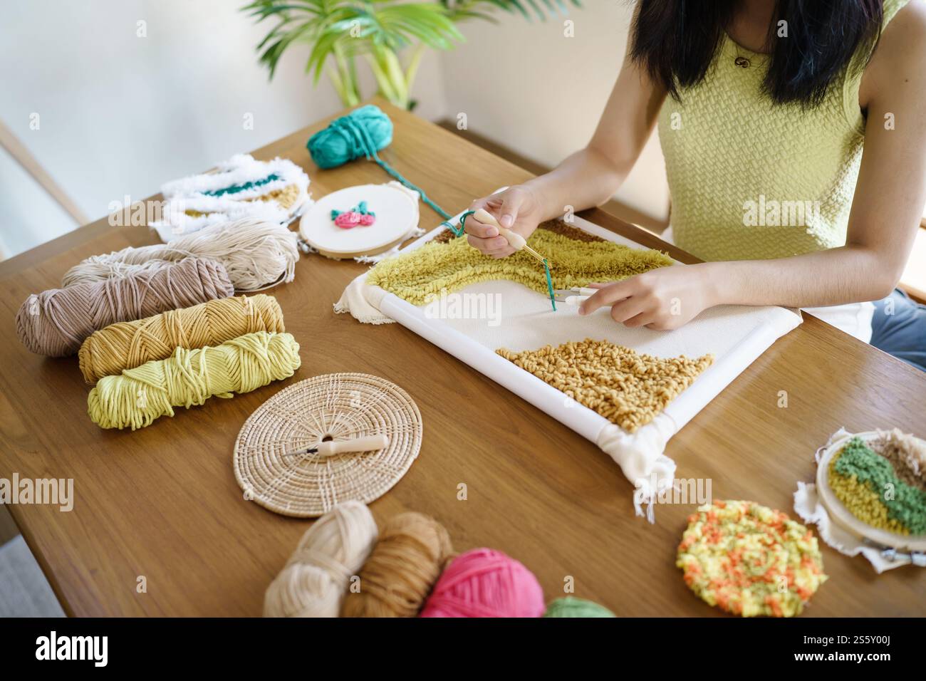 Aiguille perforée. Femme asiatique faisant tricoter Hobby à la main dans l'atelier de studio. Designer Workplace projet artisanal fait à la main concept de broderie DIY Banque D'Images